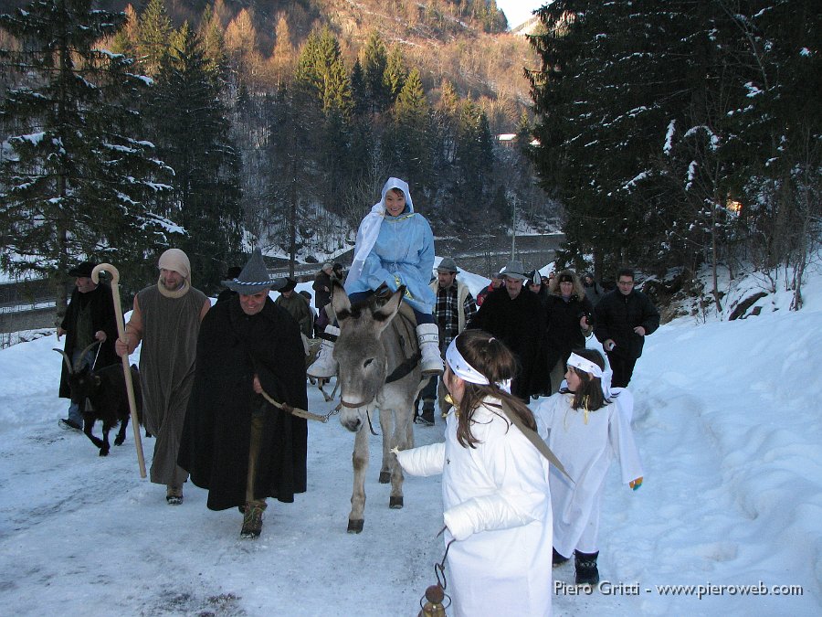 presepio 116.jpg - ...verso la chiesa